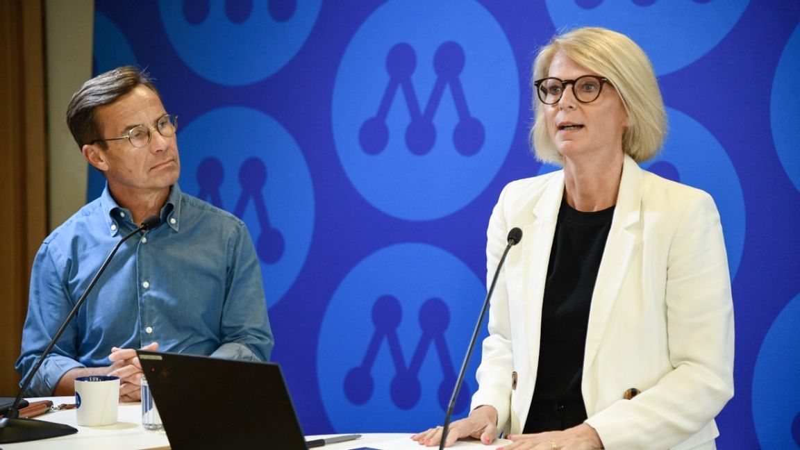 Ulf Kristersson (M) och Elisabeth Svantesson (M) under en pressträff om att stärka hushållen i lågkonjunktur. Foto: Lars Schröder/TT