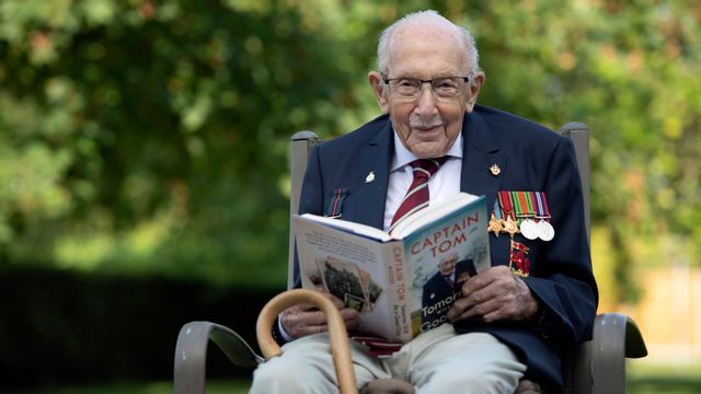 Den adlade brittiske superinsamlaren och krigsveteranen Tom Moore har avlidit med covid-19. Här på en bild från september 2020. Foto: Joe Giddens/AP/TT.