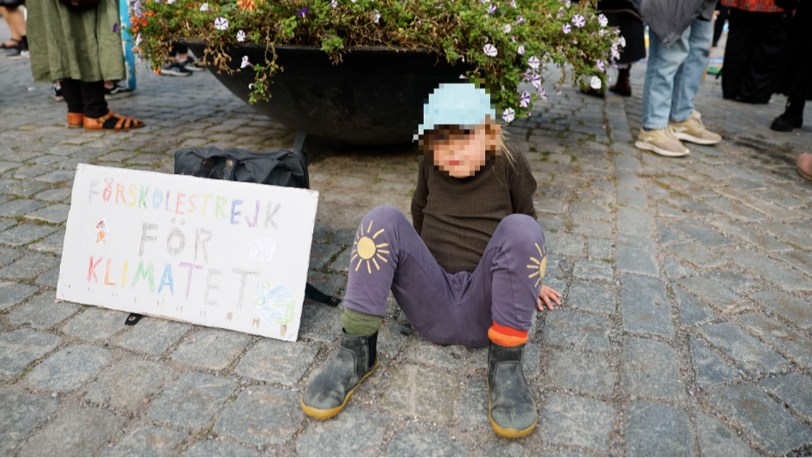 En förskoleflicka demonstrerar för klimatet på Mynttorget i Stockholm. Foto: Christine Olsson/TT 