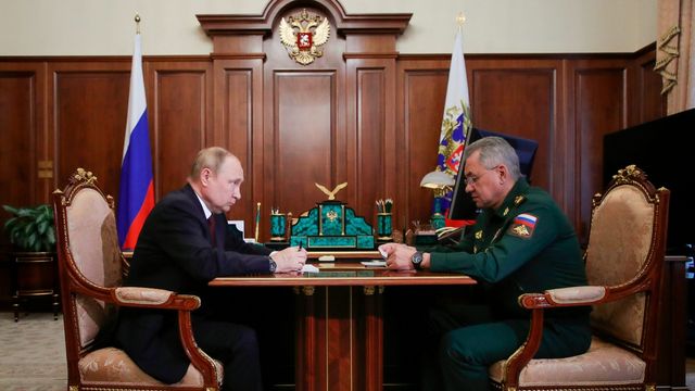 Den ryske presidenten Vladimir Putin med försvarsministern Sergej Sjojgu. Foto: Mikhail Klimentyev/AP/TT
