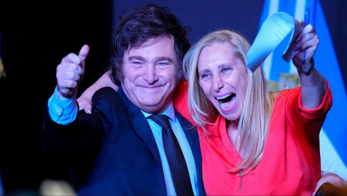 Javier Milei firar segern i presidentvalet i Argentina med systern Karina Milei. Milei fick nära 56 procent av rösterna och aviserar drastiska förändringar i ett land i kris. Foto: NATACHA PISARENKO/AP/TT
