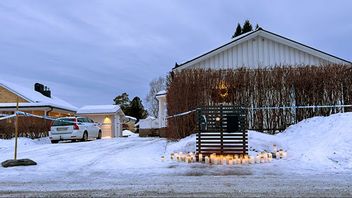 Ljus placerade utanför det hus där en 55-årig kvinna blev mördad och ytterligare två blev skadade på juldagen. Foto: Mats Engfors / T