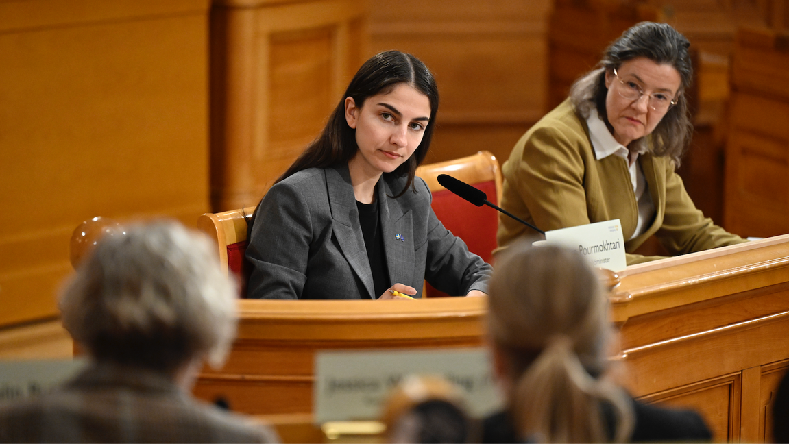 Klimat- och miljöminister Romina Pourmokhtari (L) under tisdagens KU-förhör. Foto: Jessica Gow/TT