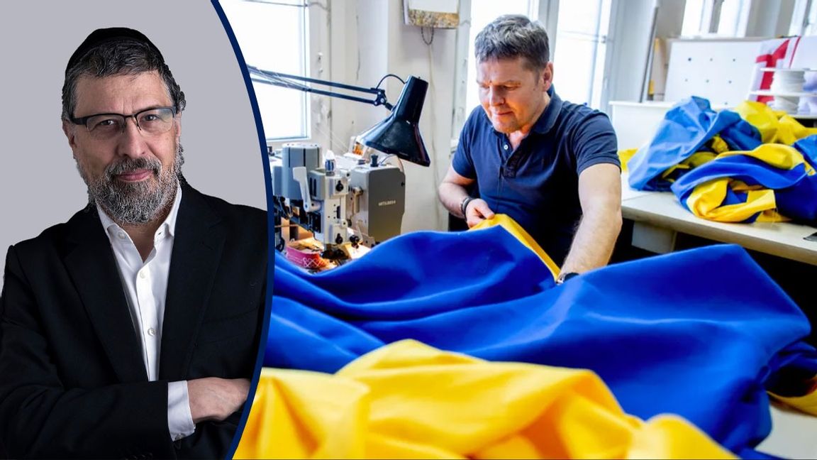 Ingvald Dahlström på Flaggfabriken i Göteborg har bråda dagar med att sy ukrainska flaggor. Sedan det ryska anfallet har han fått beställningar på över tre hundra flaggor. Foto: Adam Ihse/TT