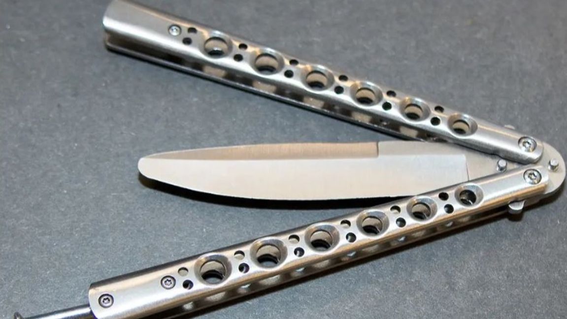 Mamman Erika Angebrand blev chockad när hennes åttaåriga dotter hittade en butterflykniv i sitt beställda Sellpy-paket. Foto: TT