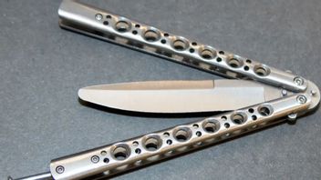 Mamman Erika Angebrand blev chockad när hennes åttaåriga dotter hittade en butterflykniv i sitt beställda Sellpy-paket. Foto: TT