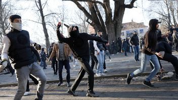 Stenkastning mot polis I Örebro. Foto: Kicki Nilsson/TT