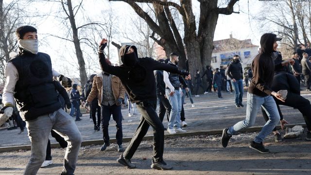 Stenkastning mot polis I Örebro. Foto: Kicki Nilsson/TT