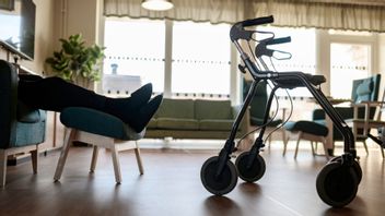 En person sitter med en rullator framför sig på ett omsorgsboende för äldre. Foto: Oscar Olsson / TT 