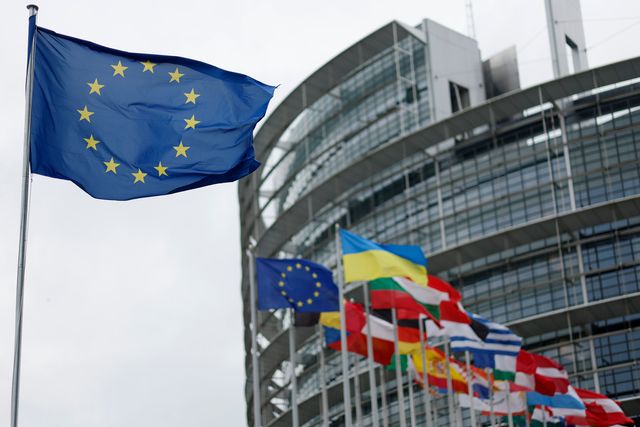 Tjänstesektorn i eurozonen blev en besvikelse medan tillverkningsindustrin överraskade investerarna på uppsidan. Arkivbild. Jean-Francois Badias AP/TT