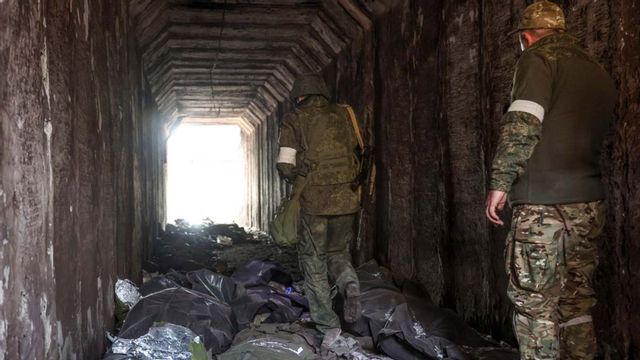 Ukrainska soldater är placerade i sopsäckar i ett stålverk i Mariupol. Foto: TT