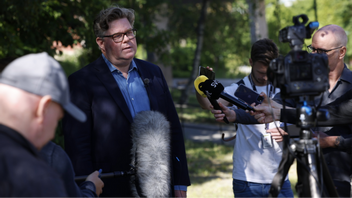 Justitieminister Gunnar Strömmer (M) besökte Farsta med anledning av lördagskvällens skjutning. Foto: Fredrik Persson/TT