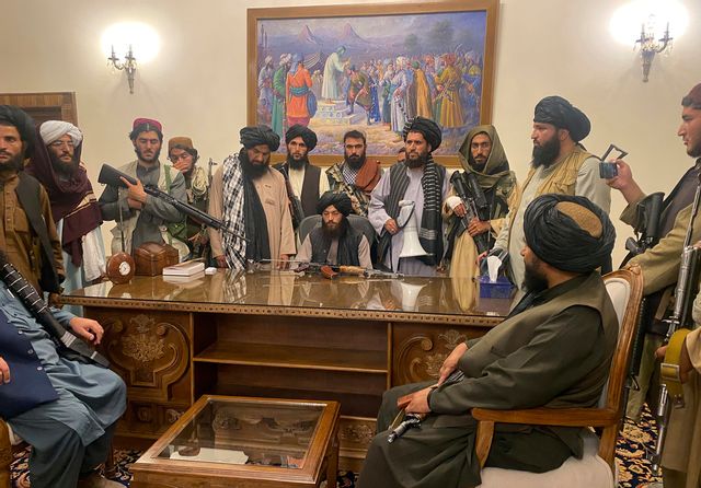 Talibanerna inne i Kabuls presidentpalats på söndagen. Foto: Zabi Karimi/AP/TT