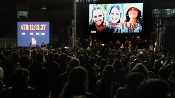 En folksamling i januari 2025 väntar på att Romi Gonen, Doron Steinbrecher och Emily Damari ska friges. Photo credit: Oded Balilty / TT / AP