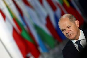 Olaf Scholz i Frankfurt, strax före kramincidenten. Arkivbild. Foto: Kai Pfaffenbach, pool via AP/TT