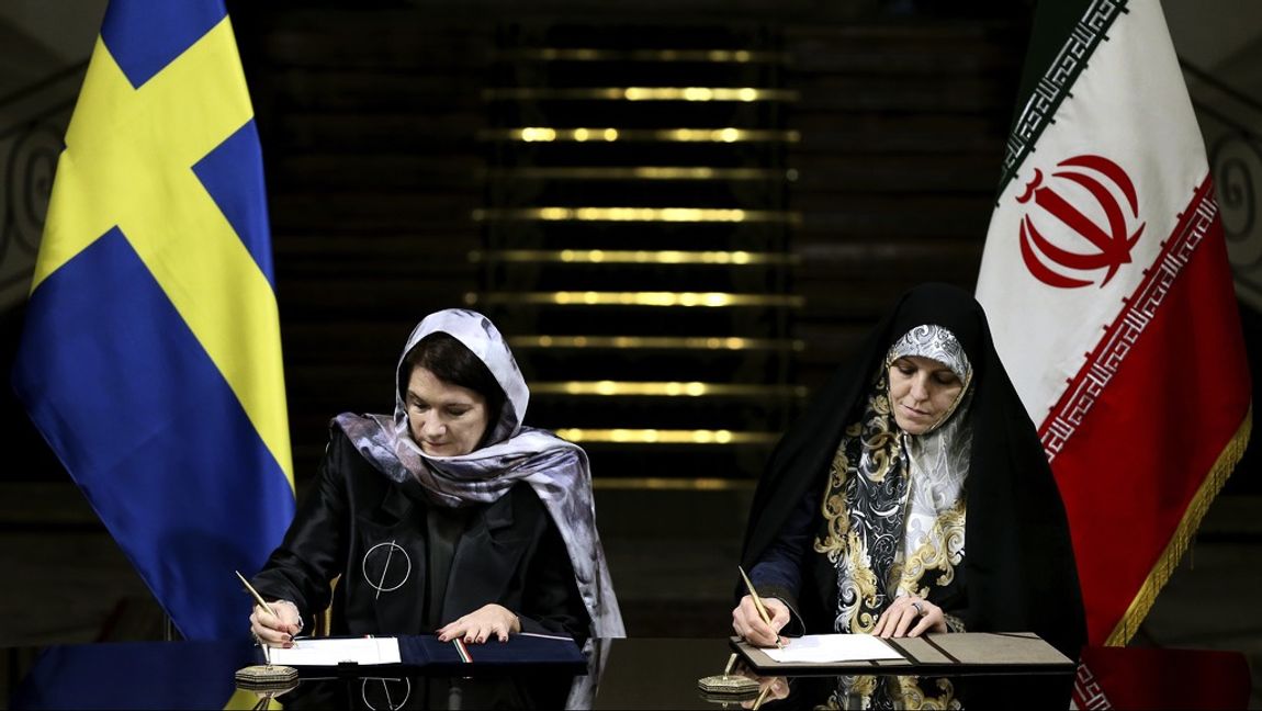 Tidigare har det varit stark kritik mot bland andra Ann Linde för att hon valde att bära slöja när hon besökte Iran. Från officiellt håll medges nu över 300 döda efter protester mot slöjtvånget. Foto: Ebrahim Noorozi/TT 