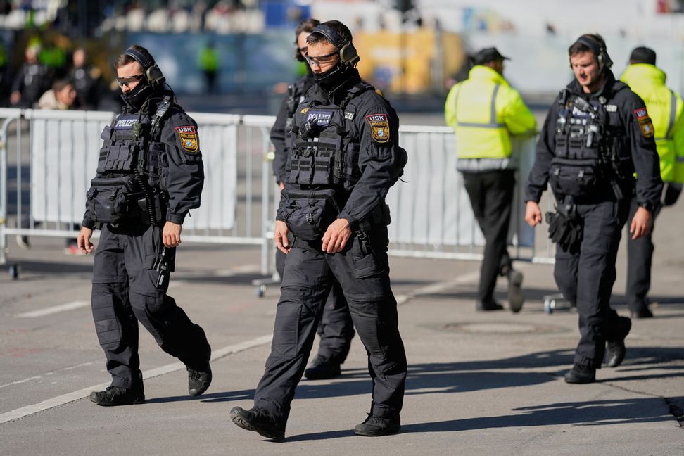 Tysk polis har gripit tre män som misstänks ha planerat attentat mot judiska mål i Tyskland. Bild från en annan händelse under onsdagen.  Matthias Schrader/AP/TT