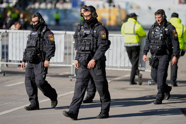 Tysk polis har gripit tre män som misstänks ha planerat attentat mot judiska mål i Tyskland. Bild från en annan händelse under onsdagen. Matthias Schrader/AP/TT