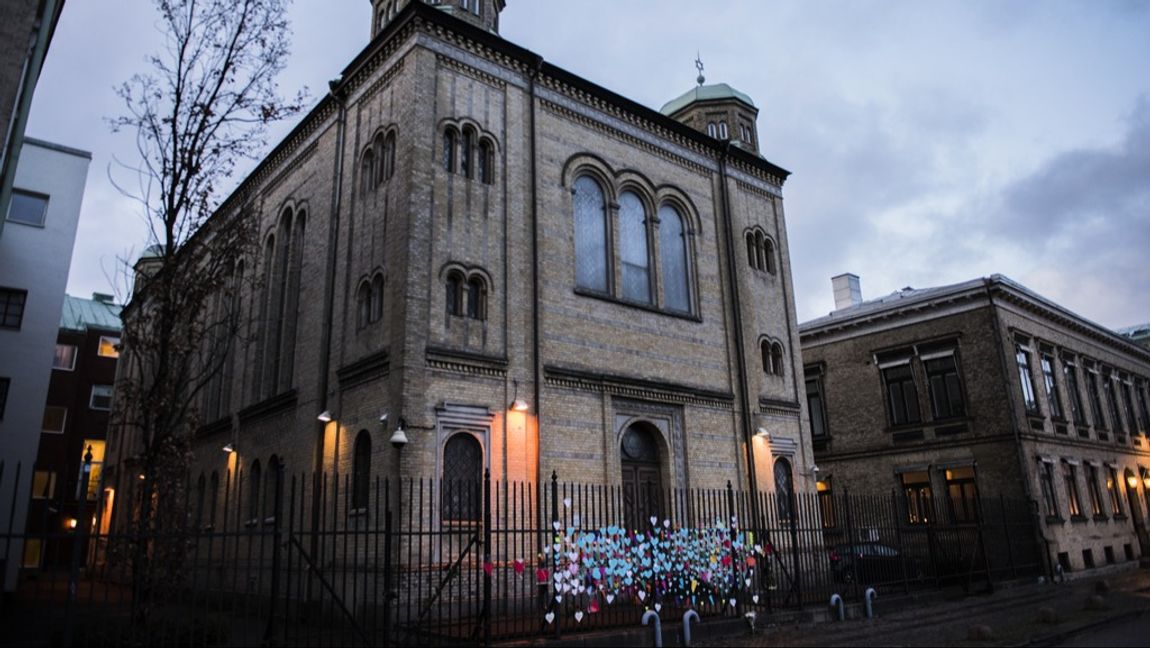 Människor har skrivit meddelande på pappershjärtan och fäst på grindarna till synagogan i Göteborg efter en brandattack mot församlingens lokaler 2017. Foto: Nora Lorek/TT