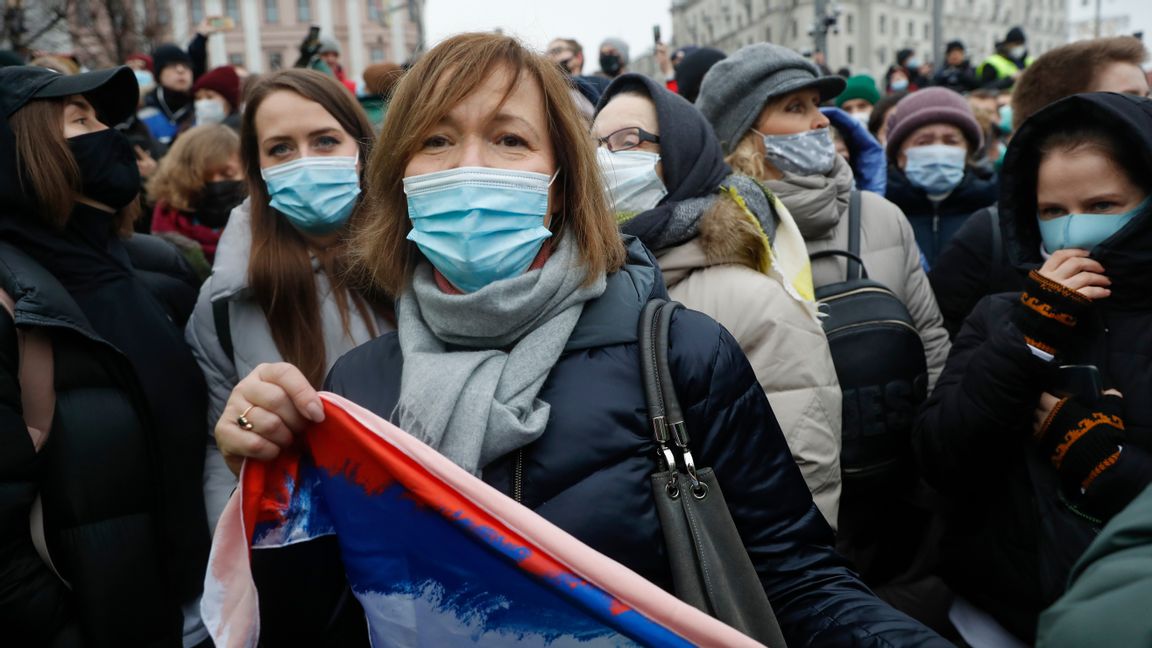 Deltagare under protesten mot fängslandet av oppositionsledaren Aleksej Navalnyj i Moskva på lördagen. Foto: Pavel Golovkin/AP/TT