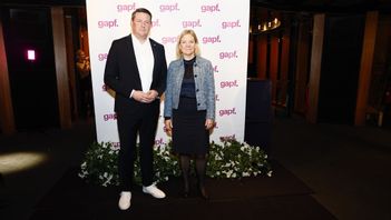 Socialdemokraternas partiledare och partisekreterare deltar i en aktivitet i en förening som Stockholms stad bedömer som odemokratisk. Foto: Stefan Jerrevång/TT