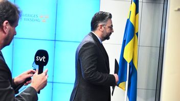 Demirok avslutar sitt partiledarskap genom att bokstavligen fly frågan om han fick sparken. Foto: Claudio Bresciani/TT 