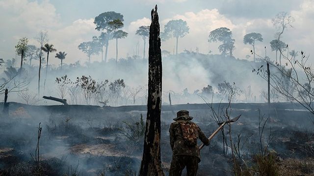 Brazilian soldier puts out fires at the Nova Fronteira region in Novo Progresso, Brazil. In 2019. Archive Picture. Photo: Leo Correa/AP/TT