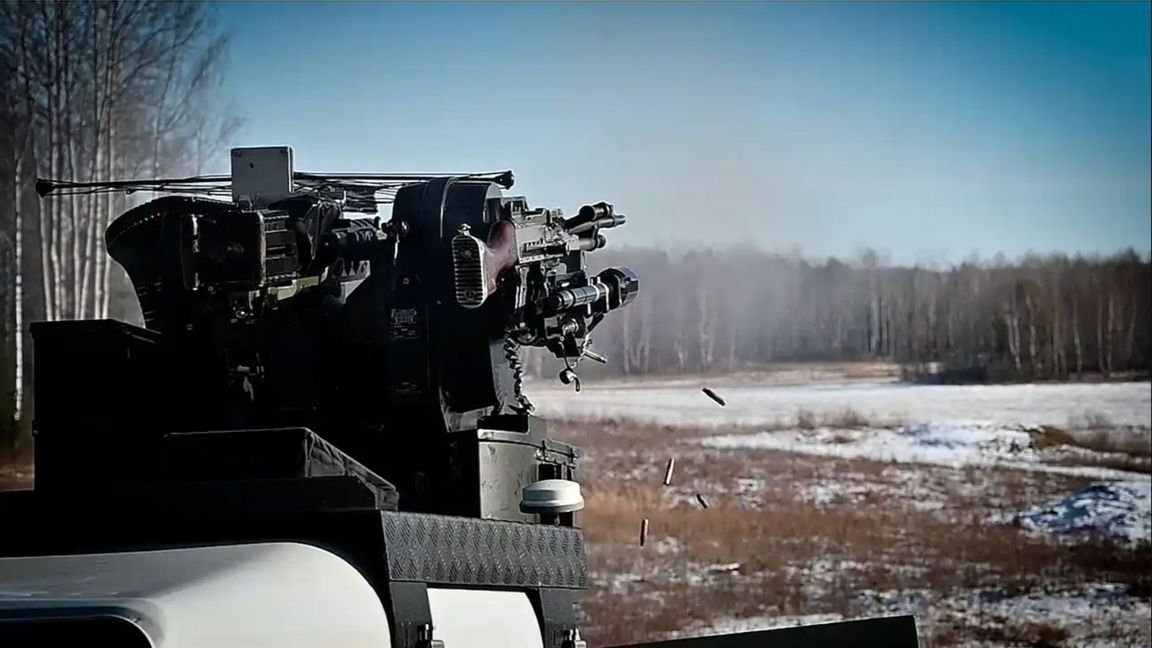 Försvarsmaktens nya drönarskydd ”Loke” består av radar och kulsprutor som skapar en skyddsbubbla över förband i rörelse. Foto: Försvarsmakten