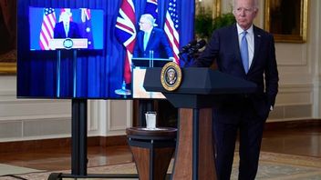 USA:s president Joe Biden, Australiens premiärminister Scott Morrison, på skärm i mitten, och Storbritanniens premiärminister Boris Johnson på skärm till vänster, håller en gemensam presskonferens om bildandet av en ny säkerhetspakt. Foto: Andrew Harnik/AP/TT