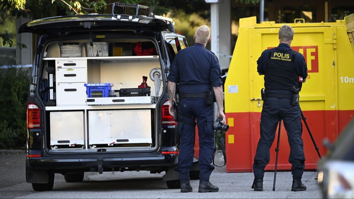 Polis och kriminaltekniker på plats vid ett flerfamiljshus i Malmö på tisdagsmorgonen efter att en kvinna hittats död. Foto: Johan Nilsson/TT