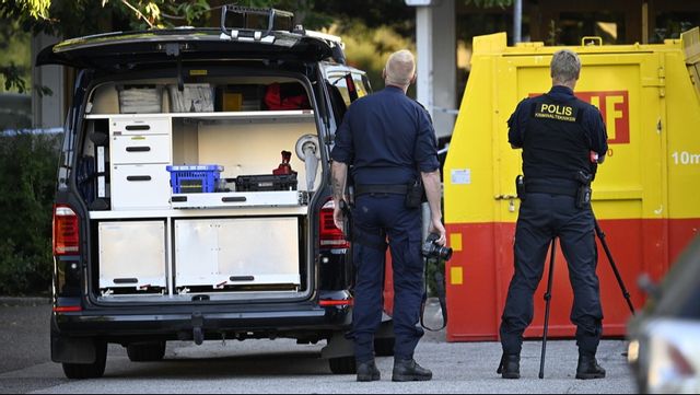 Polis och kriminaltekniker på plats vid ett flerfamiljshus i Malmö på tisdagsmorgonen efter att en kvinna hittats död. Foto: Johan Nilsson/TT
