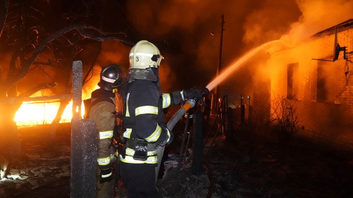 Släckningsarbete pågår efter ryska attacker mot ett bostadsområde i Charkiv under lördagsmorgonen. Foto: Andrii Marienko/AP/TT