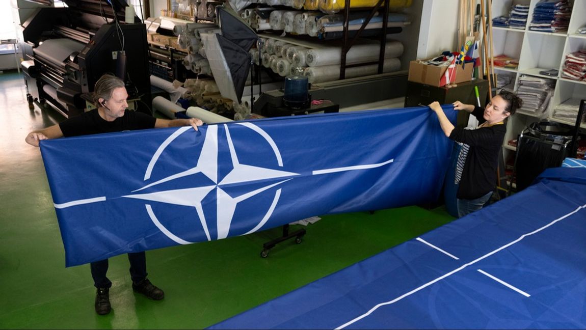 Stig Kvarnryd, vd på Flagghuset, och Tove Lycke, sömmerska, viker ihop en färdig Natoflagga. Foto: Anders Wiklund/TT