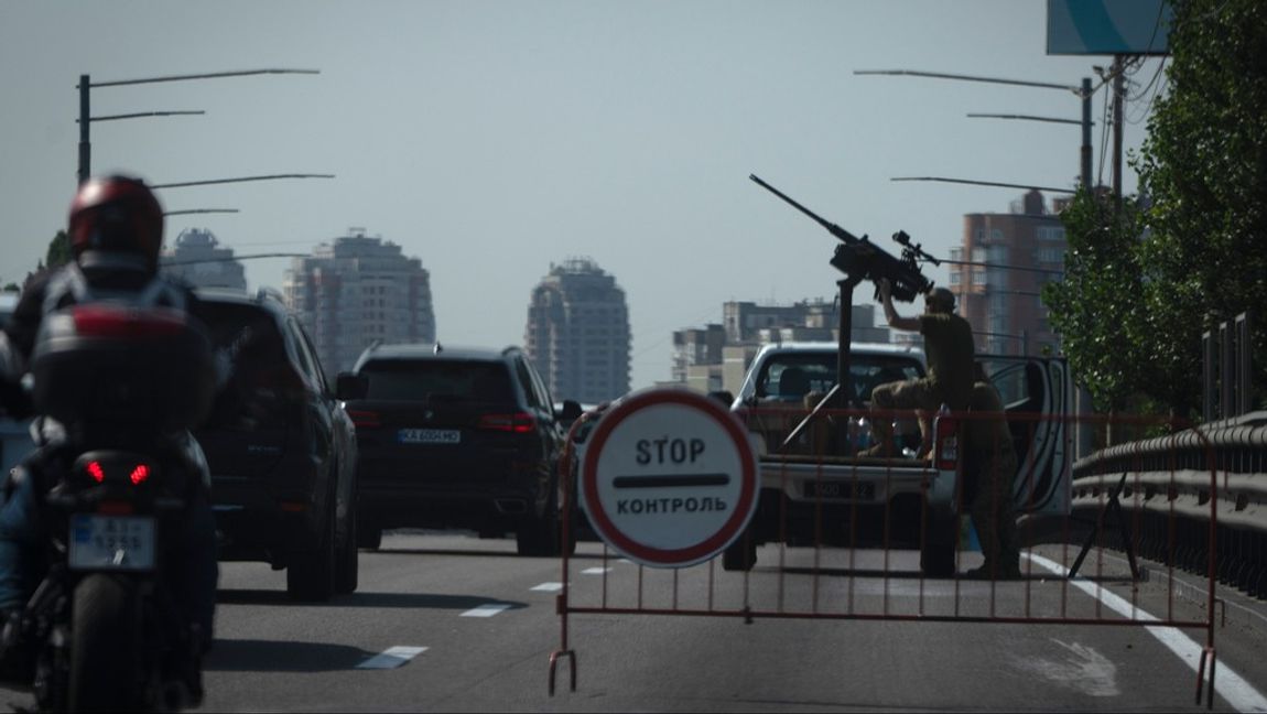 Ukrainska soldater riktar vapen mot himlen i försvar mot ryska angrepp. Bilden togs i Kiev under måndagsmorgonen. Foto: EFREM LUKATSKY/AP/TT