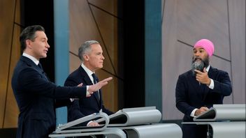 Från vänster: Det Konservativa partiets ledare Pierre Poilievre, Liberala partiets ledare Mark Carney och Nya demokratiska partiets ledare Jagmeet Singh i en valdebatt i torsdags. Christopher Katsarov/AP/TT