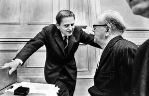 Statsminister Olof Palme i samtal med sin företrädare Tage Erlander 1970. Foto: Jan Collsiöö/TT