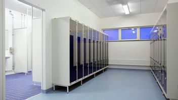 Elever på en gymnasieskola hittade en kamera som satts upp i ett omklädningsrum. Nu är en man i 25-årsåldern misstänkt för kränkande fotografering. Arkivbild. Foto: TT.