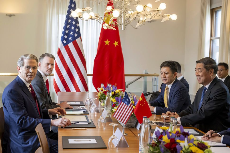 Vid det senaste mötet rörande tullar mellan Kina och USA i Schweiz i helgen deltog USA:s finansminister Scott Bessent (längst till vänster), USA:s handelsrepresentant Jamieson Greer, (andra till vänster) Kinas vice handelsminister Li Chenggang (andra till höger) och Kinas vice premiärminister He Lifeng. Foto: Martial Trezzini/AP/TT