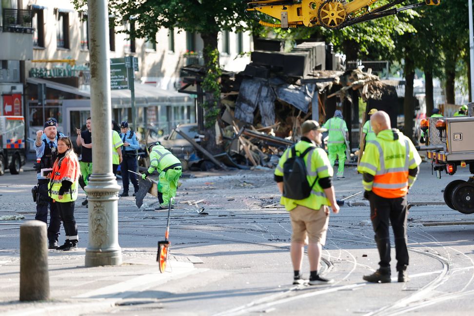 En spårvagn spårade ur och kraschade i en byggnad på Avenyn i Göteborg natten mot den 21 juni i år och flera personer fick föras till sjukhus. Foto: Adam Ihse/TT