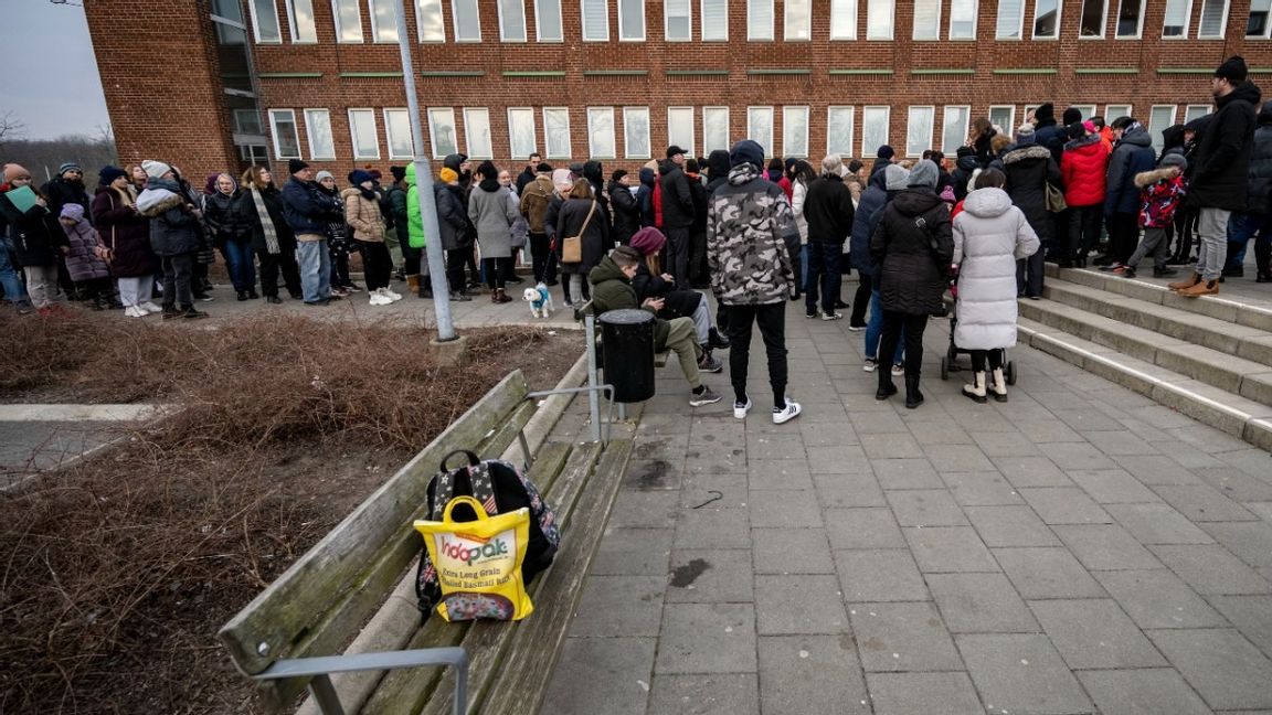 Ukrainska flyktingar köar utanför Migrationsverket i Malmö. Foto: Johan Nilsson//TT