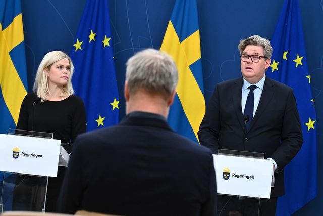 Justitieminister Gunnar Strömmer (M) tillsammans med jämställdhetsminister Paulina Brandberg (L). Foto: Claudio Bresciani/TT