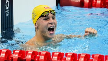 Victor Johansson jublar över sin rekordtid på 800 meter. Foto: Lise Åserud/NTB/TT