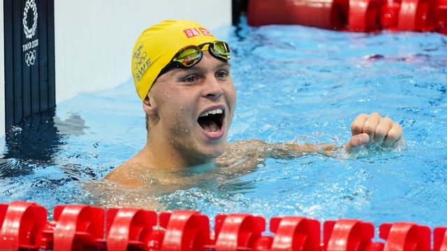 Victor Johansson jublar över sin rekordtid på 800 meter. Foto: Lise Åserud/NTB/TT
