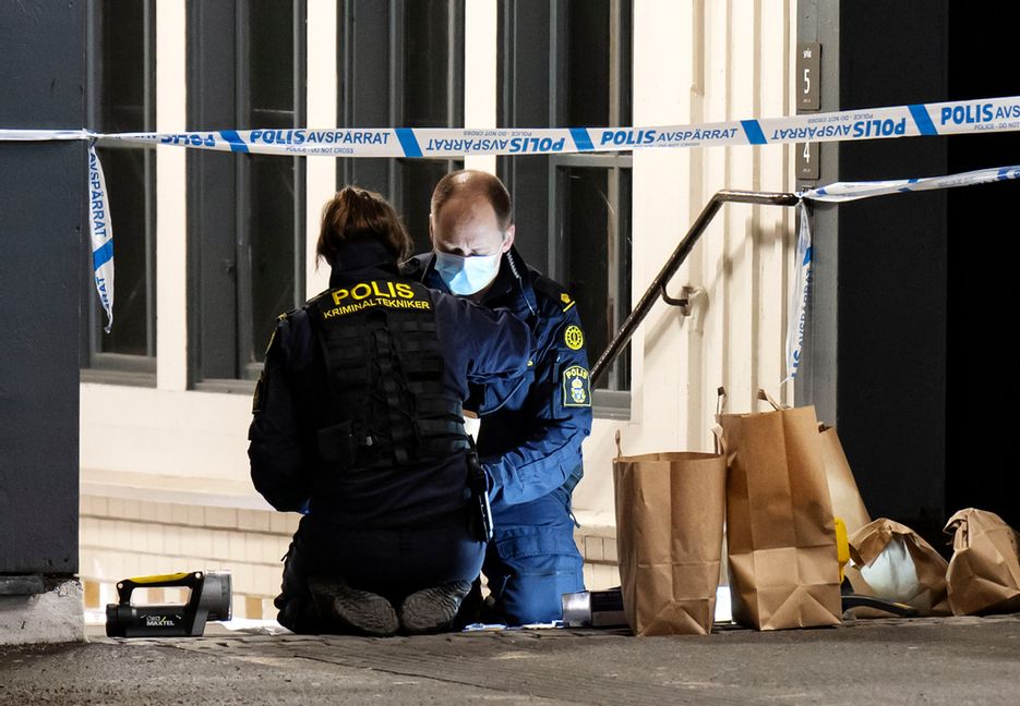 Polisens kriminaltekniker på plats efter en dödsskjutning på Lund C på tisdagskvällen. Johan Nilsson / TT