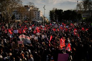 Stora protester genomförs i Istanbul för tredje kvällen i rad. Foto: Emrah Gurel/AP/TT