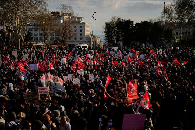 Stora protester genomförs i Istanbul för tredje kvällen i rad. Foto: Emrah Gurel/AP/TT