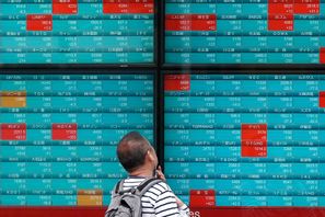 Utvecklingen pekade nedåt på ledande Asienbörser i tidiga fredagshandeln. Foto: Eugene Hoshiko/AP/TT