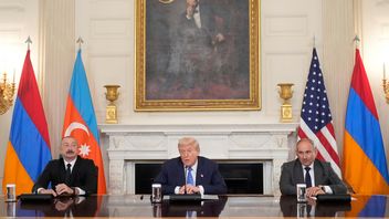 Azerbajdzjan och Armeniens ledare har skrivit på en fredsuppgörelse tillsammans med USA:s president Donald Trump i Vita huset. Mark Schiefelbein/AP/TT