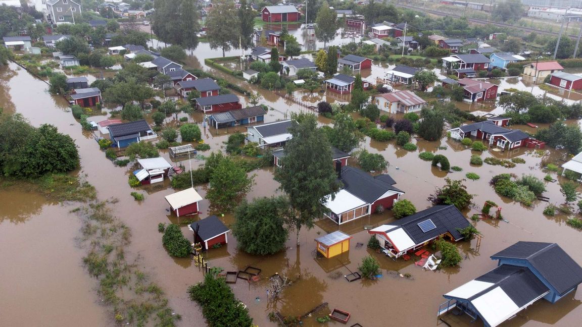 Häftiga regnmängder under natten har orsakat stora översvämningar i Gävle. På bilden syns ett bostadsområde vid Södra Kungsvägen. Foto: Fredrik Sandberg/TT