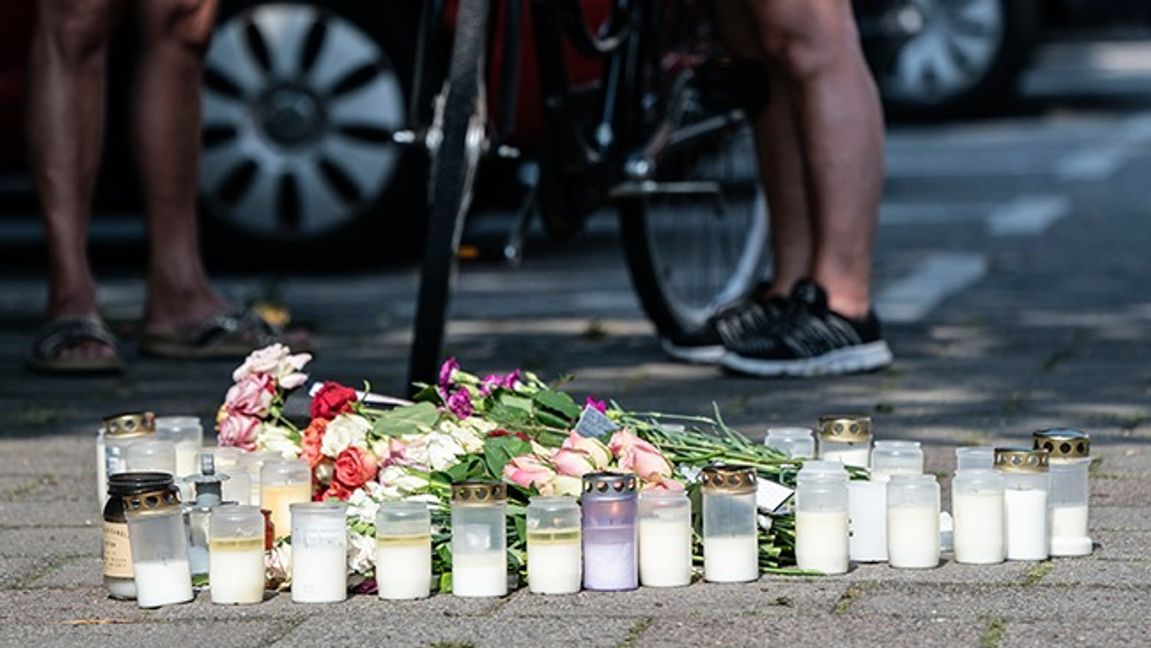 Blommor och ljus på Sergels väg i stadsdelen Ribersborg i Malmö där en 30-årig kvinna sköts till döds i augusti 2019. Arkivbild. Foto: Johan Nilsson/TT